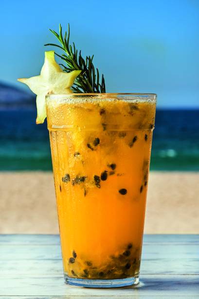 Caipi azur: carambola, maracujá e alecrim Caipi azur: carambola, maracujá e alecrim