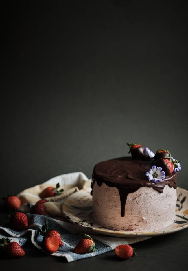 Conflor – Bolo de Chocolate recheado com Brigadeiro de Morango coberto com Chantilly – Foto Klacius Ank + Laura Izidoro 2