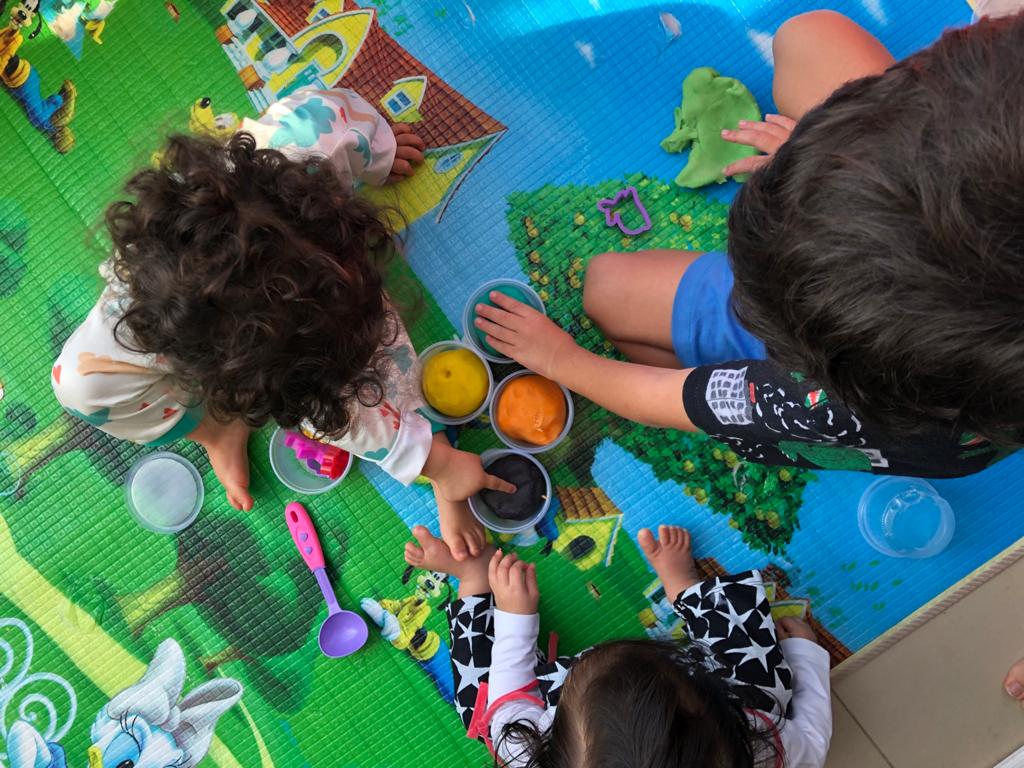 Eu me remexo muito: três atividades para entreter os pequenos em casa