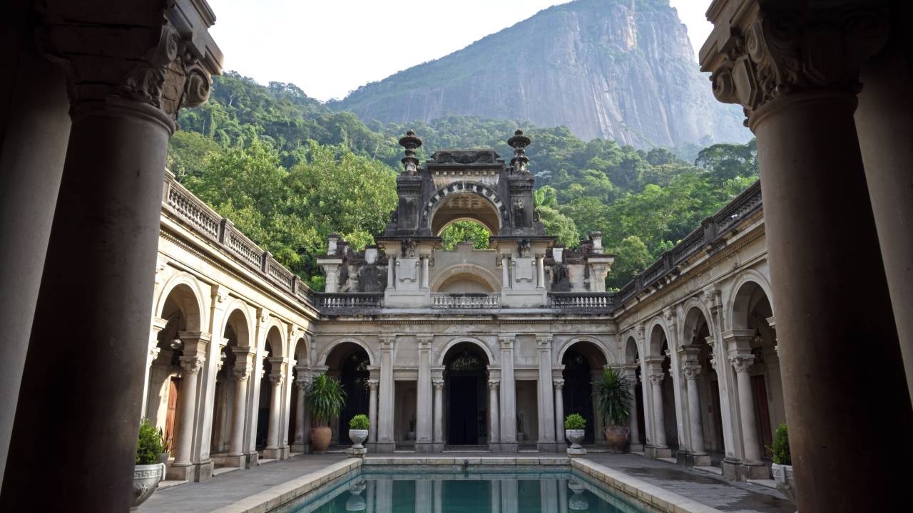 Palacete do Parque Lage com a piscina em destaque