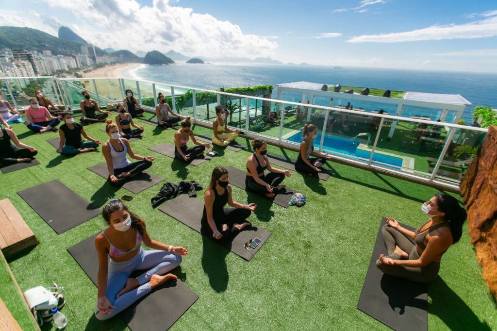 Hotel na Praia de Copacabana oferece aula de ioga ao ar livre