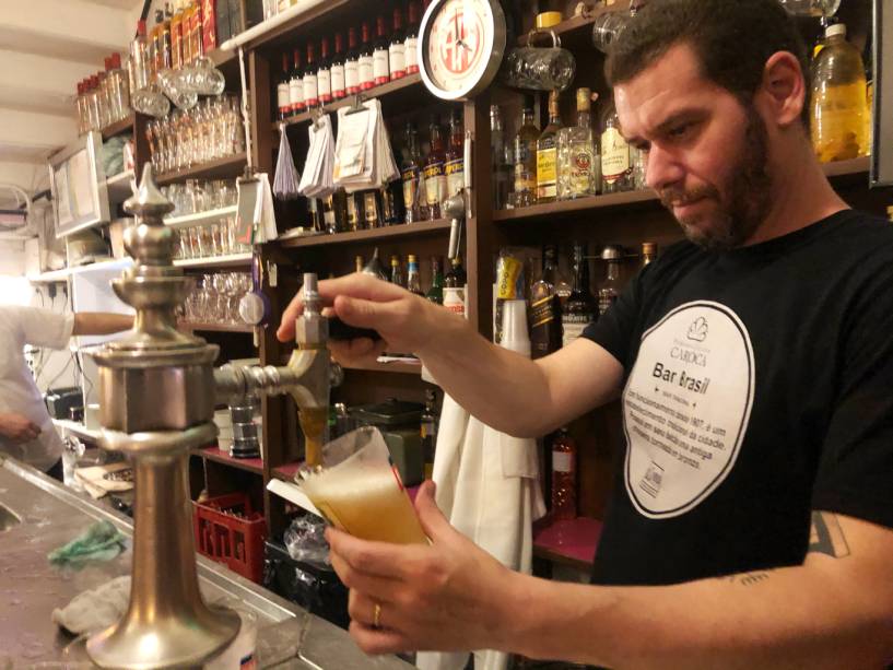 Gustavo, sócio do Bar Brasil, pilota a chopeira secular da casa Gustavo, sócio do Bar Brasil, pilota a chopeira secular da casa