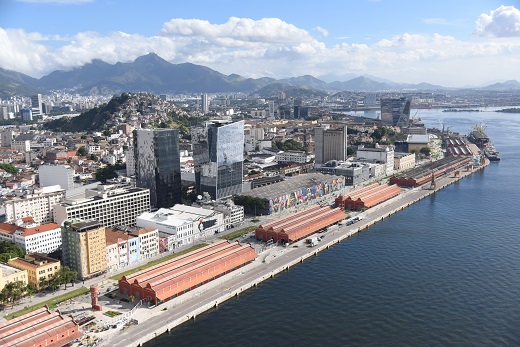 Acidente com carro no Porto do Rio deixa quatro mortos