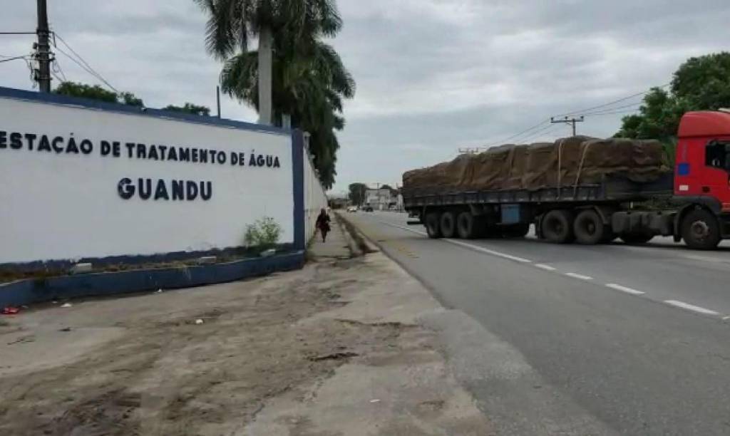 Biólogo teme que esgoto sem tratamento gere nova crise de água no Rio