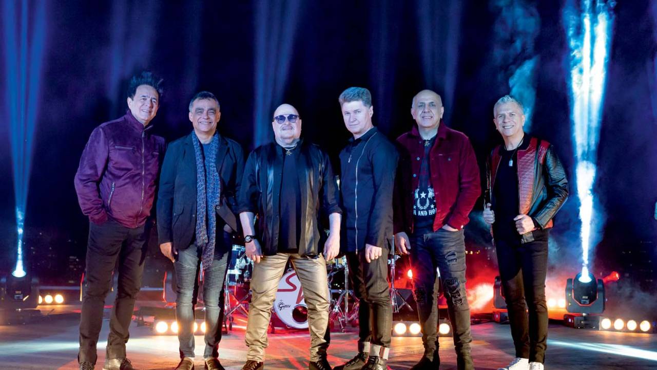 A foto mostra os integrantes da banda Roupa Nova, com o vocalista Paulinho ao centro