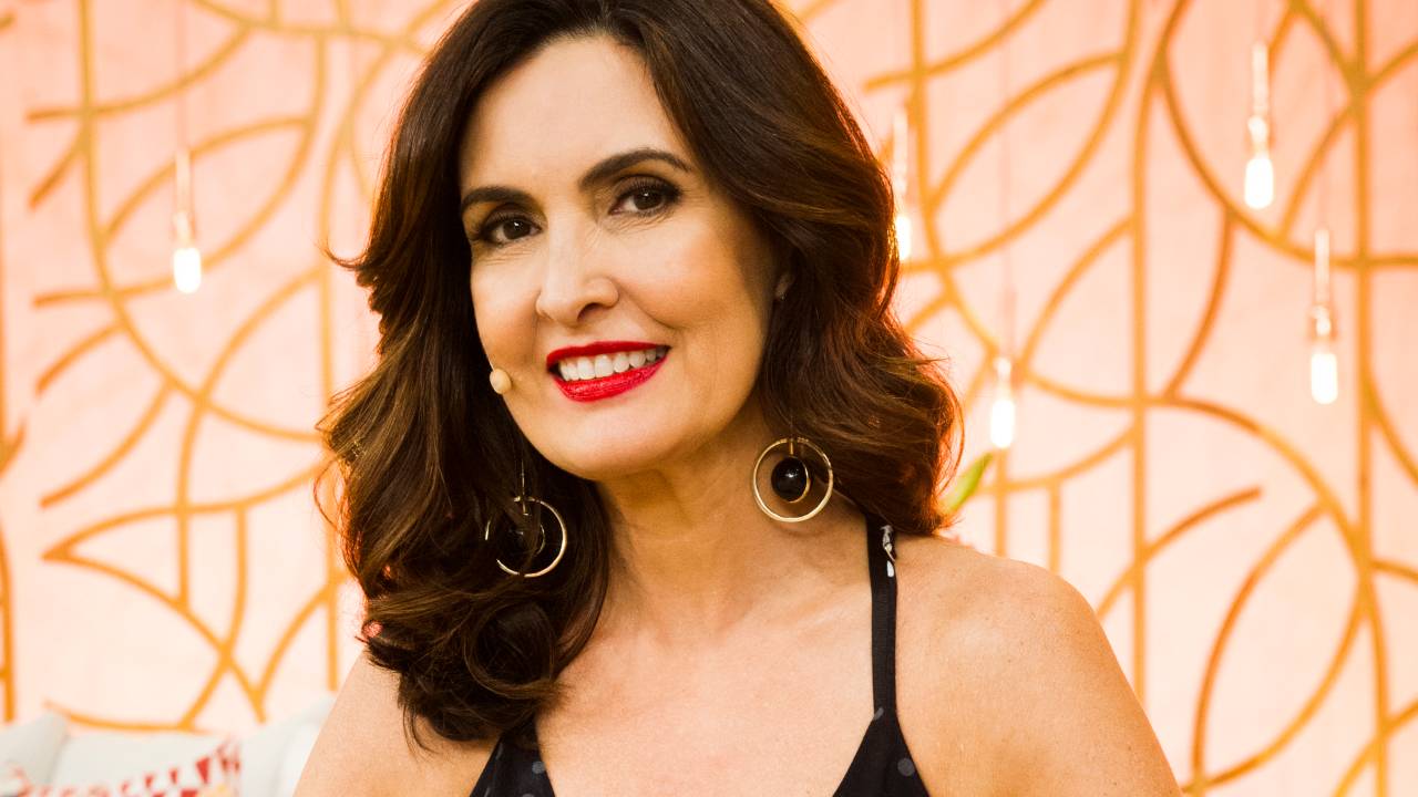 átima Bernardes: apresentadora anunciou que câncer no colo do útero foi descoberto em exame de rotina.