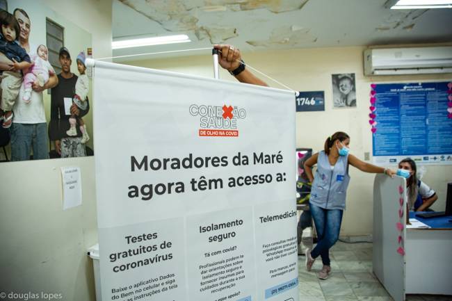 Cartaz com informações para os moradores da favela da Maré