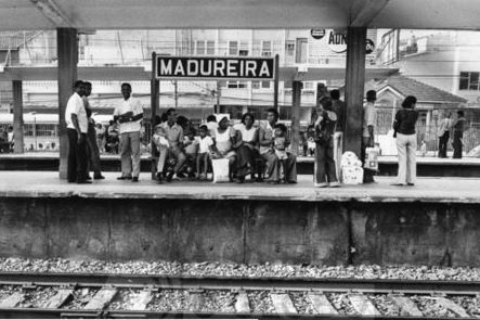 Estação Madureira 1975 Pessoas esperando o trem em Madureira