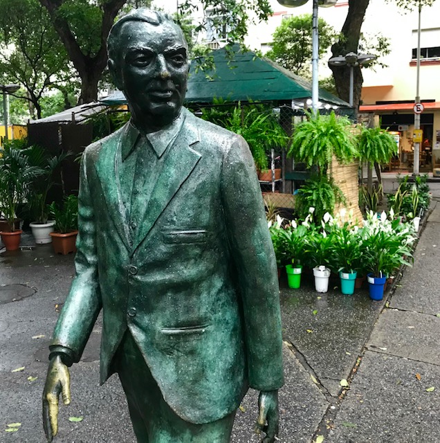 Estátua de Nelson Rodrigues em Copa