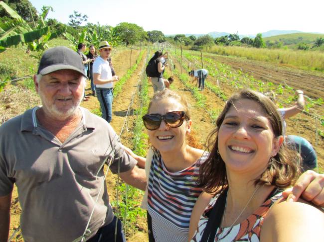 As sócias Flávia Brito e Francine Xavier, e o agricultor Flavio Lourenção, no sítio que faz parte do projeto AChA, em Seropédica