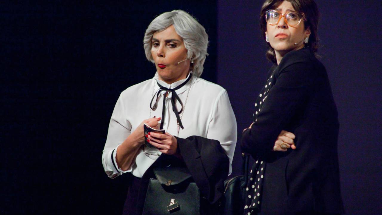 Heloísa Périssé e Maria Clara Gueiros em cena, encarnando duas senhorinhas