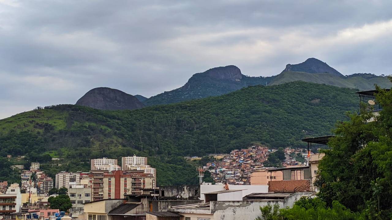 A imagem mostra as serras suburbanas a partir das moradias do Engenho Novo