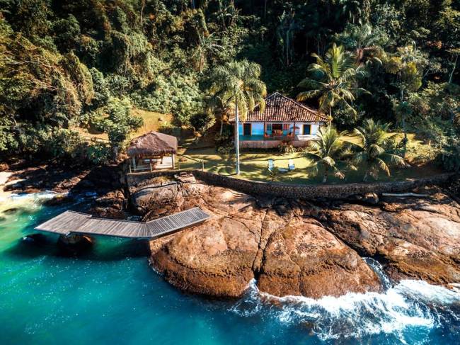 Onde ficar na Ilha do Araújo: a casa com deck para o mar é garantia de isolamento no paraíso