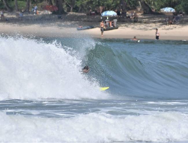 E o surfe no canto esquerda da Praia do Felix: boas formações