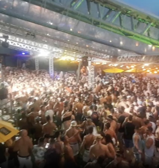 A imagem mostra a pista de dança da festa Revolution superlotada