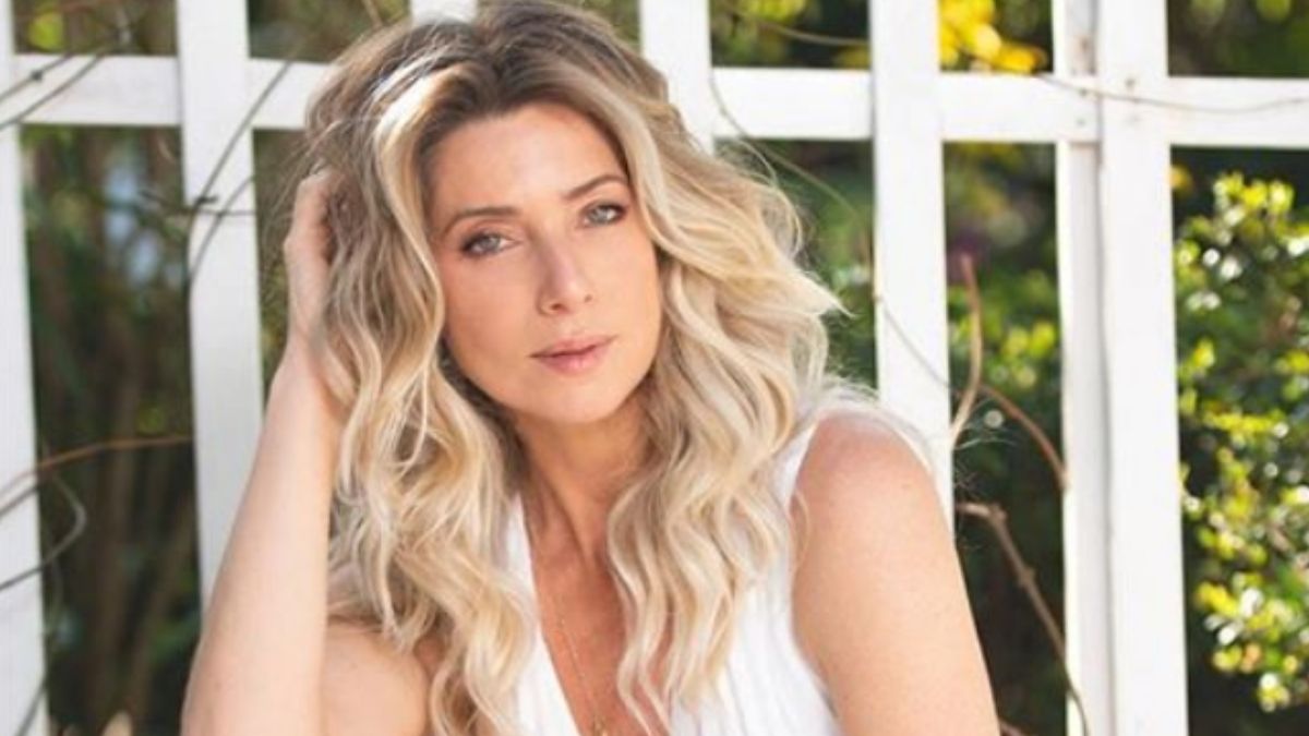 Leticia Spiller aparece ajeitando os cabelos e olhando para câmera