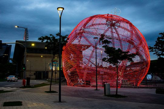 Bola muito grande de 18 metros de altura instalada na Praça Mauá