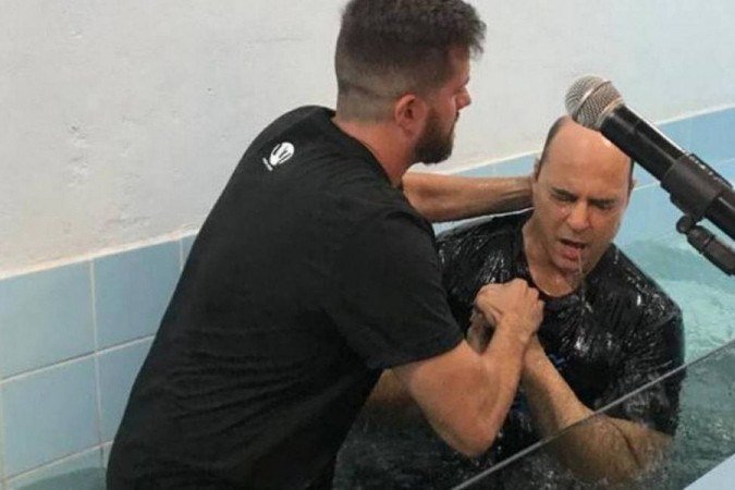 Mas não era católico? Wilson Witzel é batizado em Igreja Evangélica