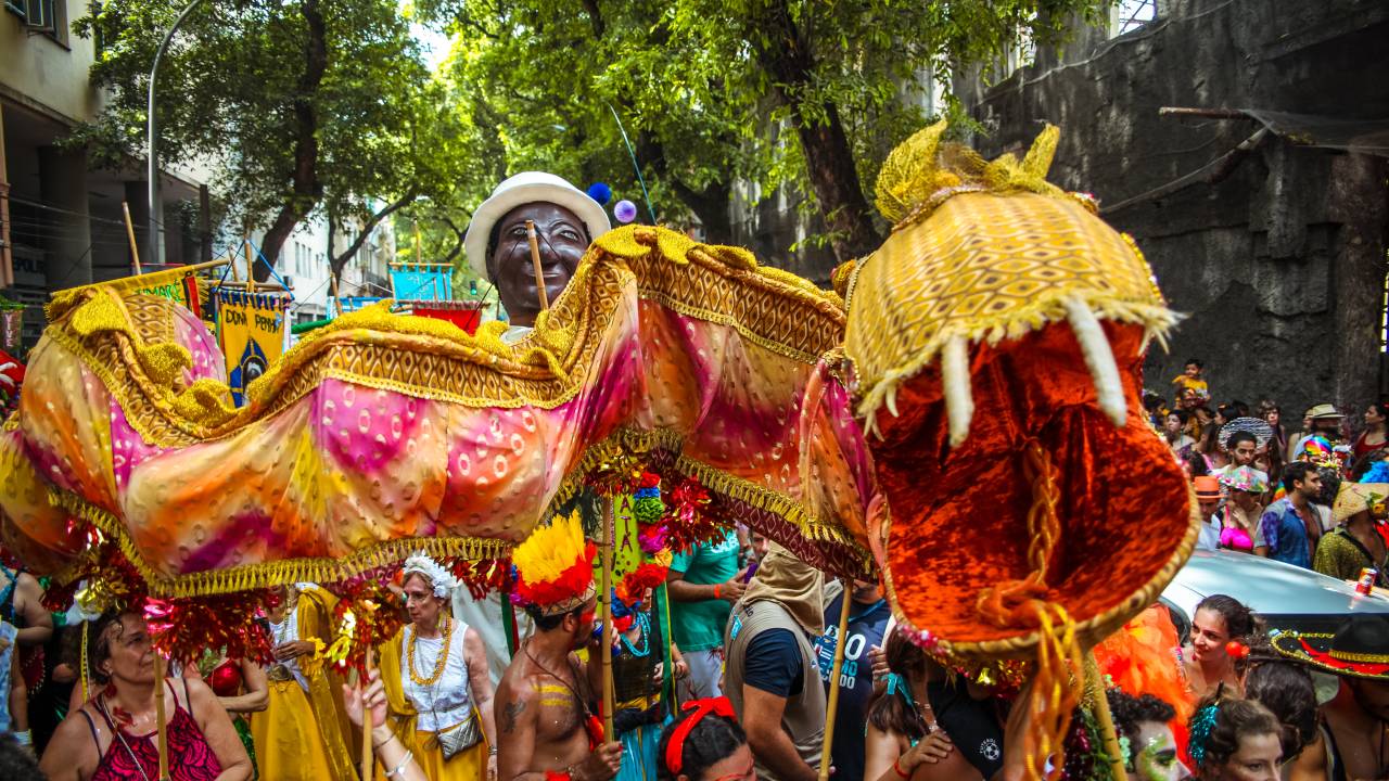 A imagem mostra um bloco de carnaval de rua