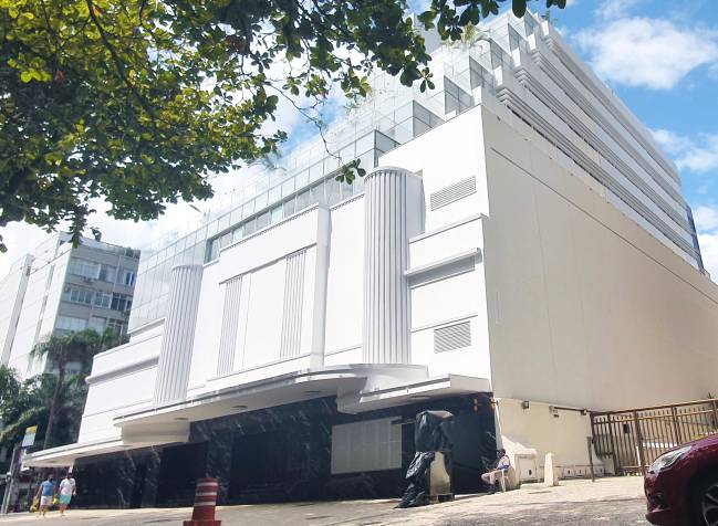 Cine Leblon – Foto de Maria Eduarda Severiano A imagem mostra a enorme fachada branca do Cine Leblon