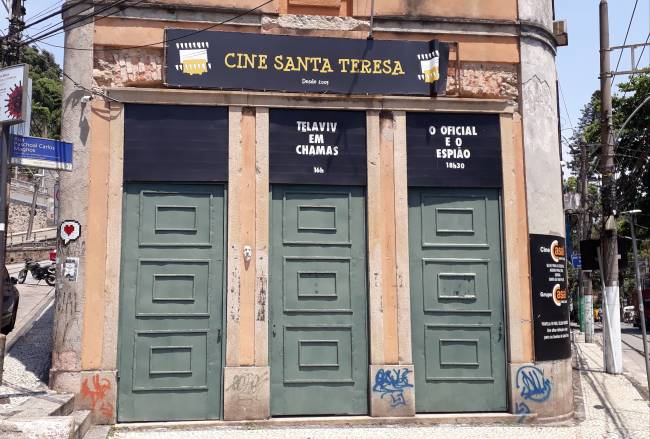 Cine Santa Tereza – Foto de João Veneu A imagem mostra a fachada antiga do Cine Santa Teresa, com portas altas