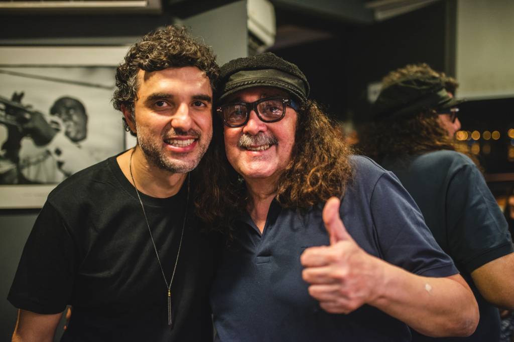 Cercado de amigos, Davi Moraes lança EP para homenagear o pai