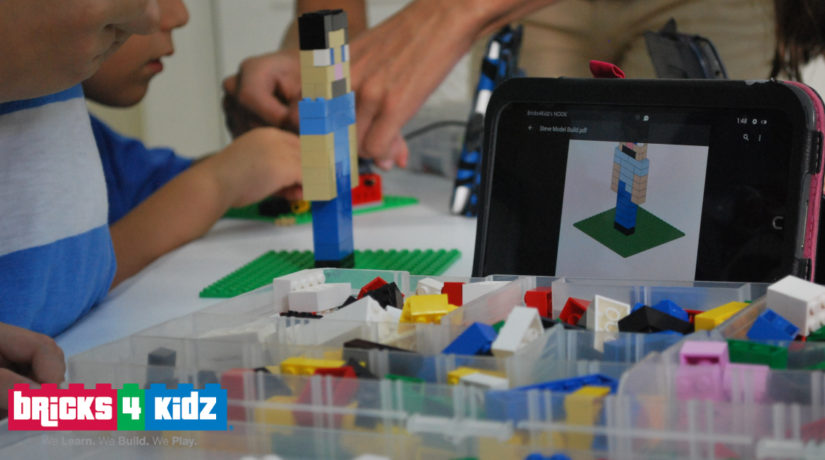 Crian&ccedil;as montam pe&ccedil;as de lego e h&aacute; uma tela em cima da mesa