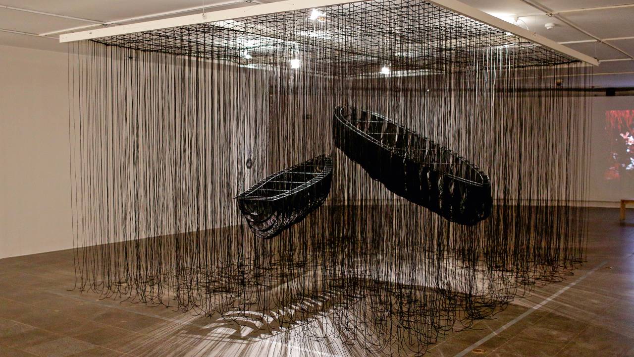 Escultura com fios e barcos