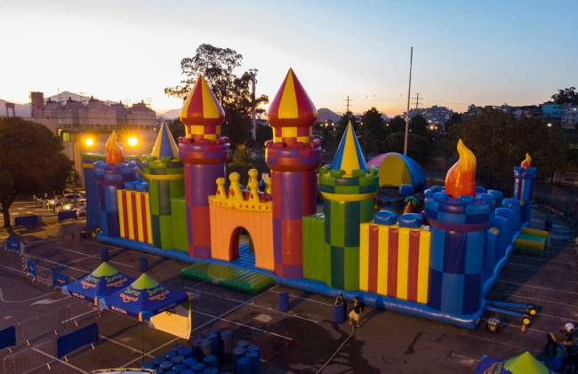 Vamos pular: parque inflável gigante chega à Barra da Tijuca