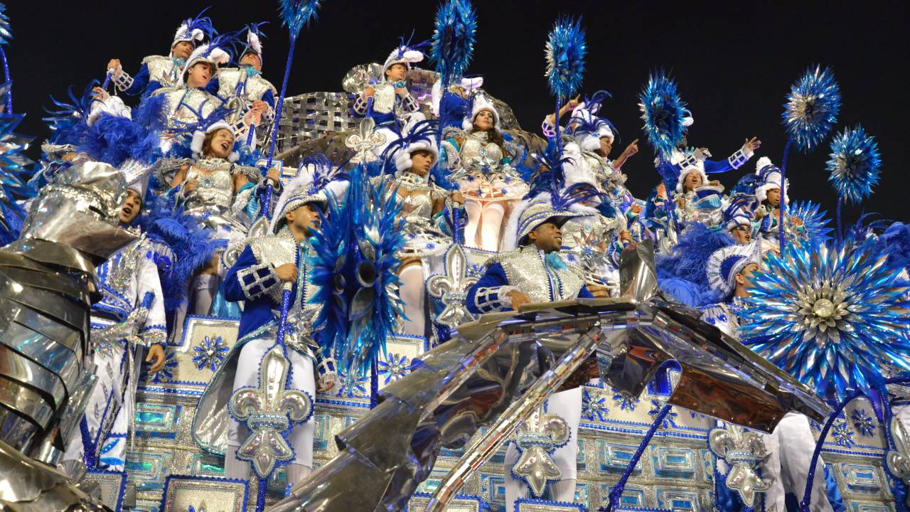 Carro alegórico da Vila Isabel das cores azul e prata