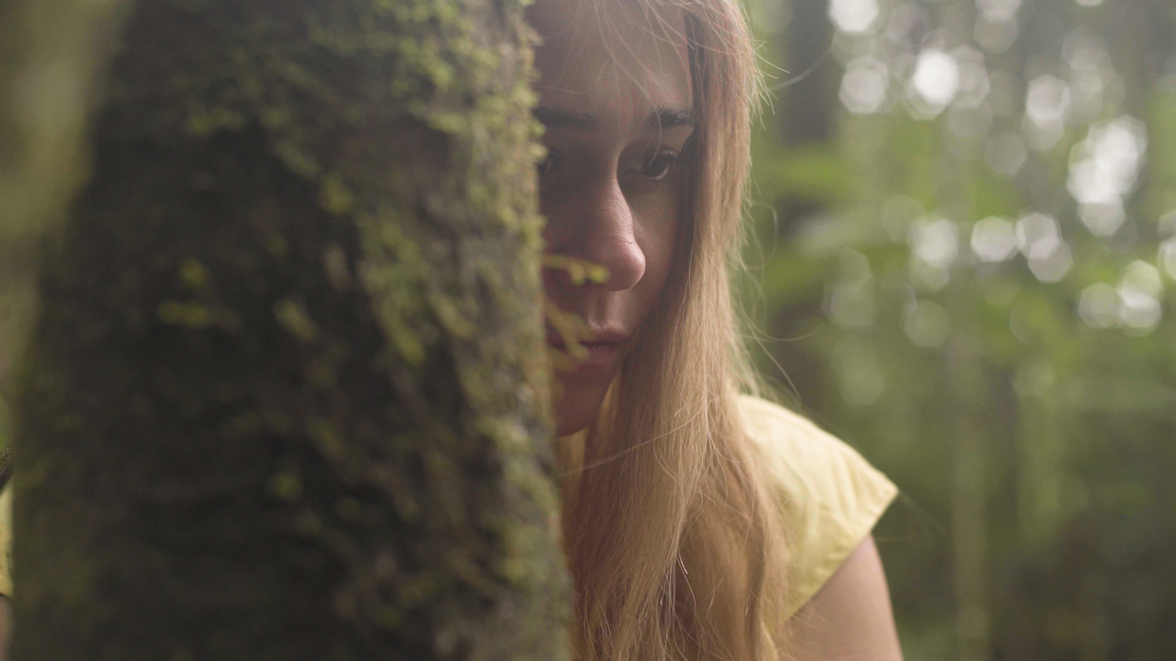 Alessandra Negrini ao lado de uma &aacute;rvore