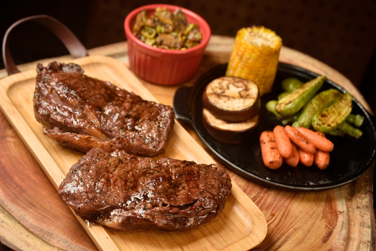 pe&ccedil;a de chorizo sobre t&aacute;bua