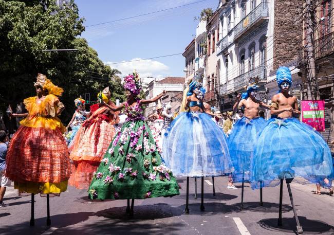 Pernaltas fantasiados no desfile do Escravos da Mauá