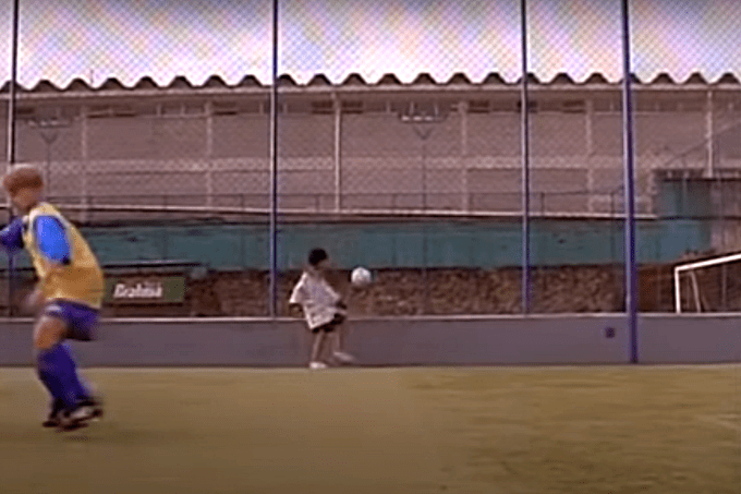 Filme Boleiros – Reprodução Menino controla a bola em escolinha