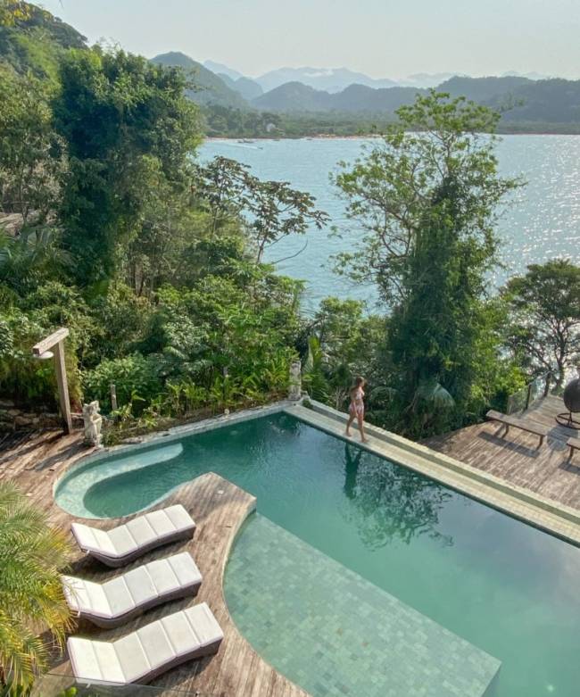 A piscina da casa, com essa vista hipnotizante de Paraty Mirim