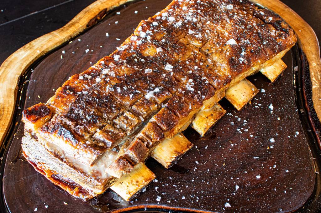 Chef Henrique Fogaça ensina a preparar sua costela na brasa com mandioca