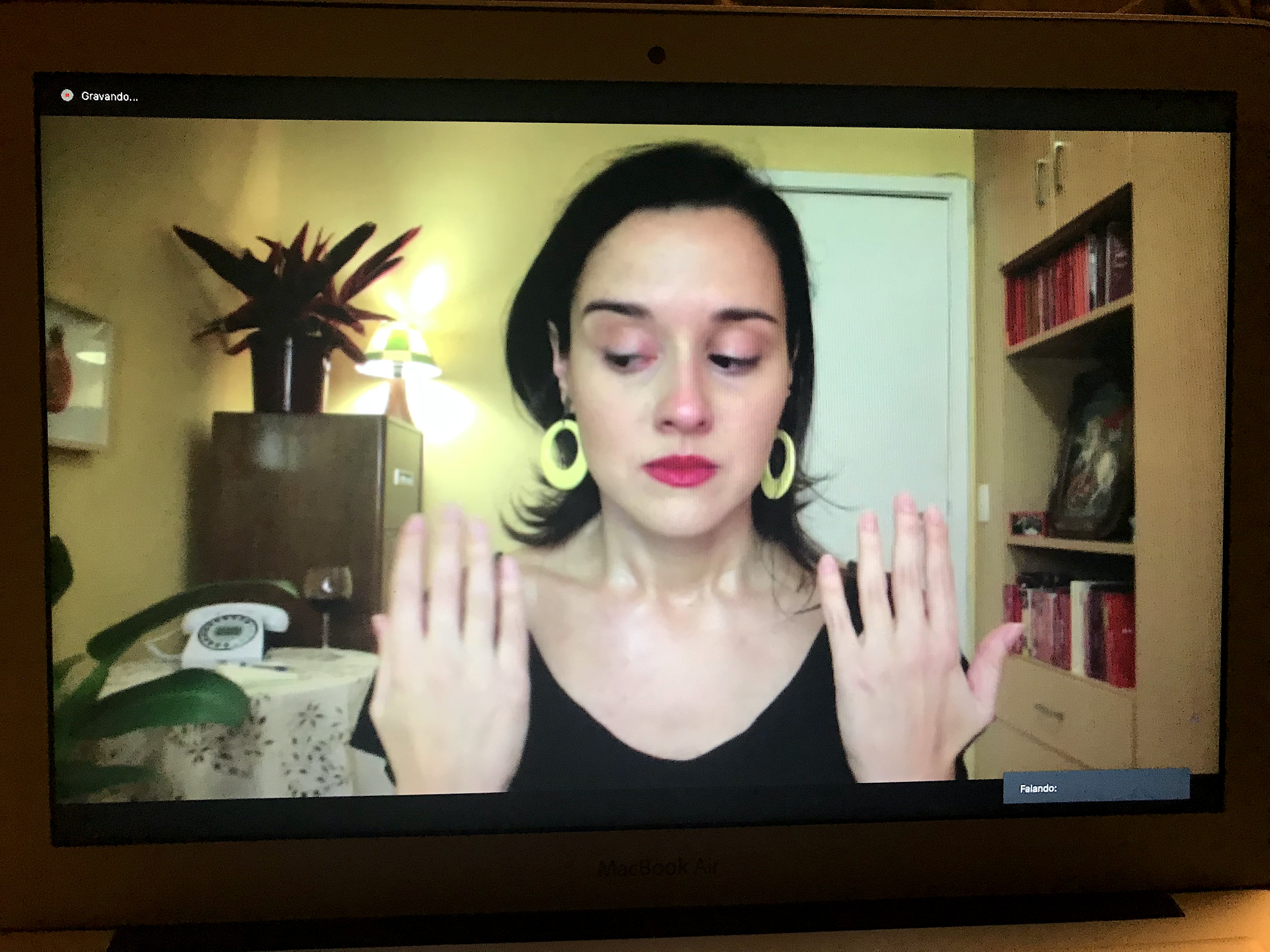 Karen Coelho com as m&atilde;os pra cima