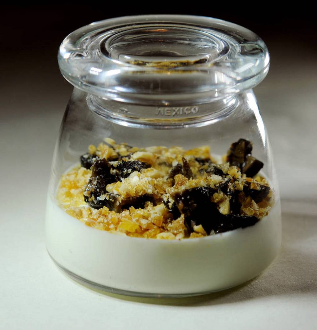 Iogurte Grego com nozes caramelizadas e especiarias_Divulgaçao iogurte grego num pote