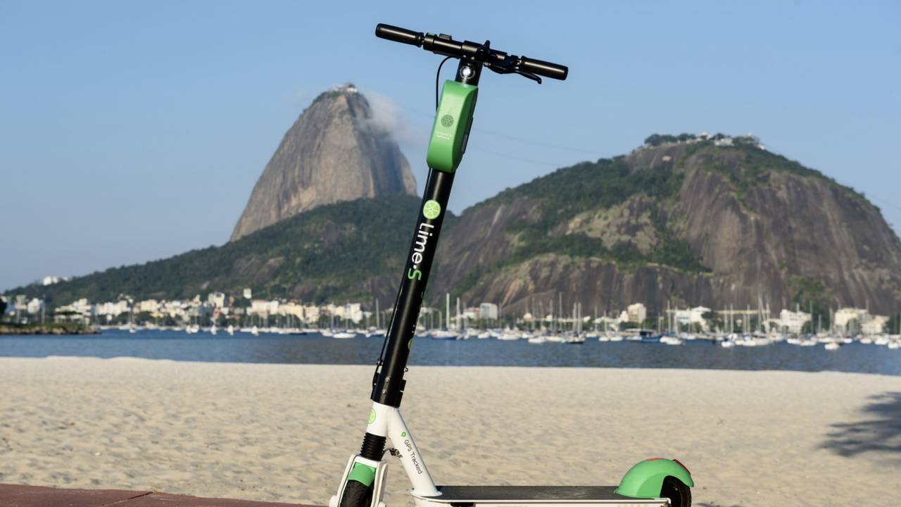 Patinete elétrico da Lime na ciclovia da Praia de Botafogo, em frente ao Pão de Açúcar