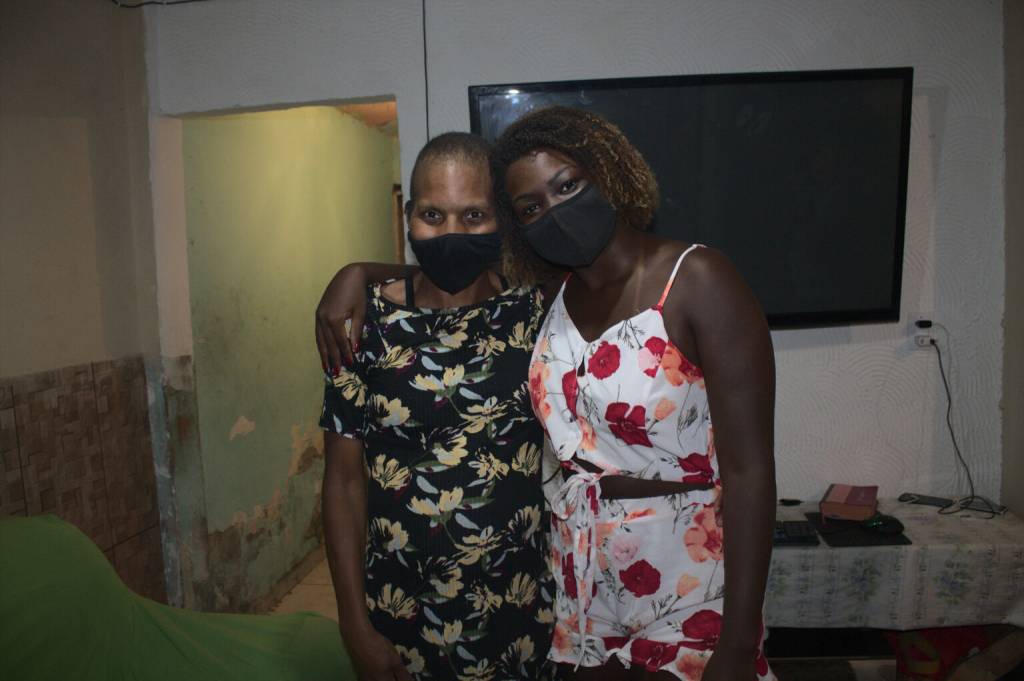 ‘Deise do Tombo’ faz vaquinha e compra casa para vizinha com câncer