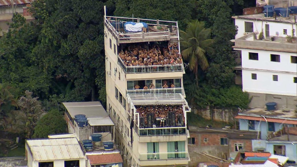 A festa continua: bairros do Rio têm aglomerações nesta quarta (17)