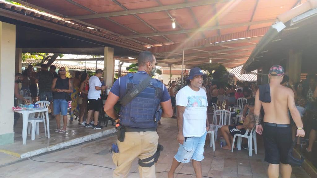 Aglomeração com A maiúsculo: fiscais descobrem rave com 2 000 pessoas
