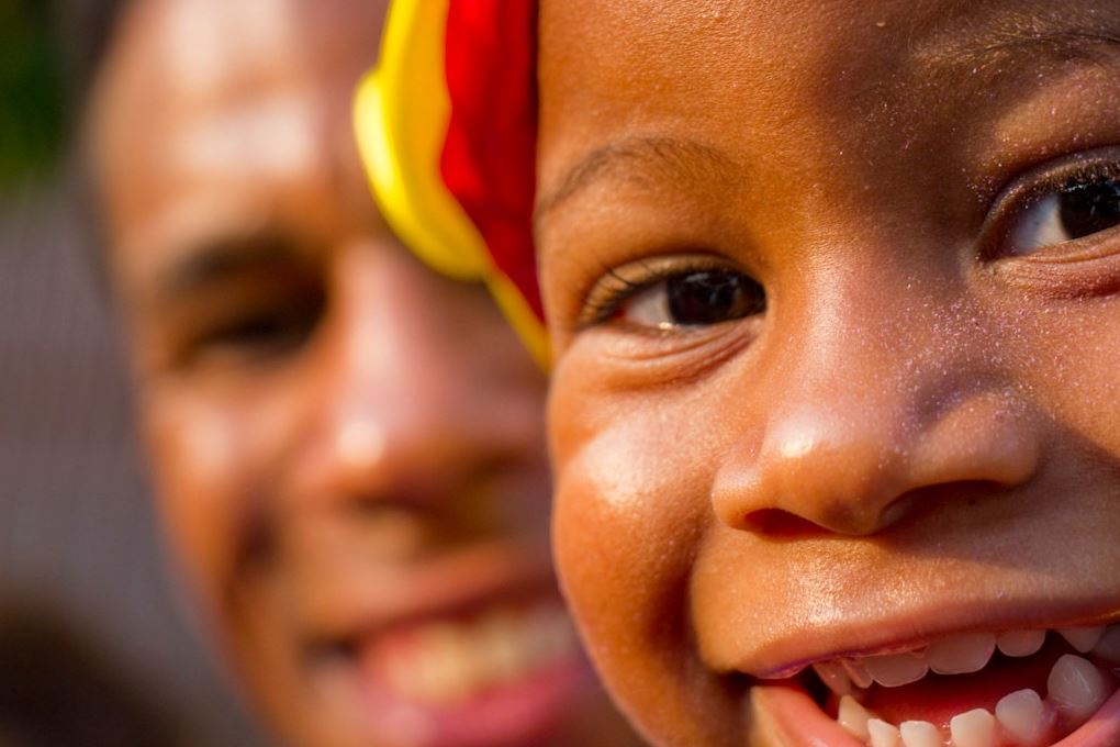 Sorriso Foto de uma criança negra rindo