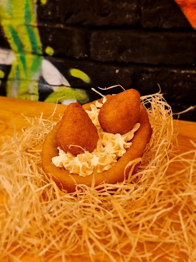 O coelhinho “tá on”: bar da Tijuca lança ovo de Páscoa de coxinha