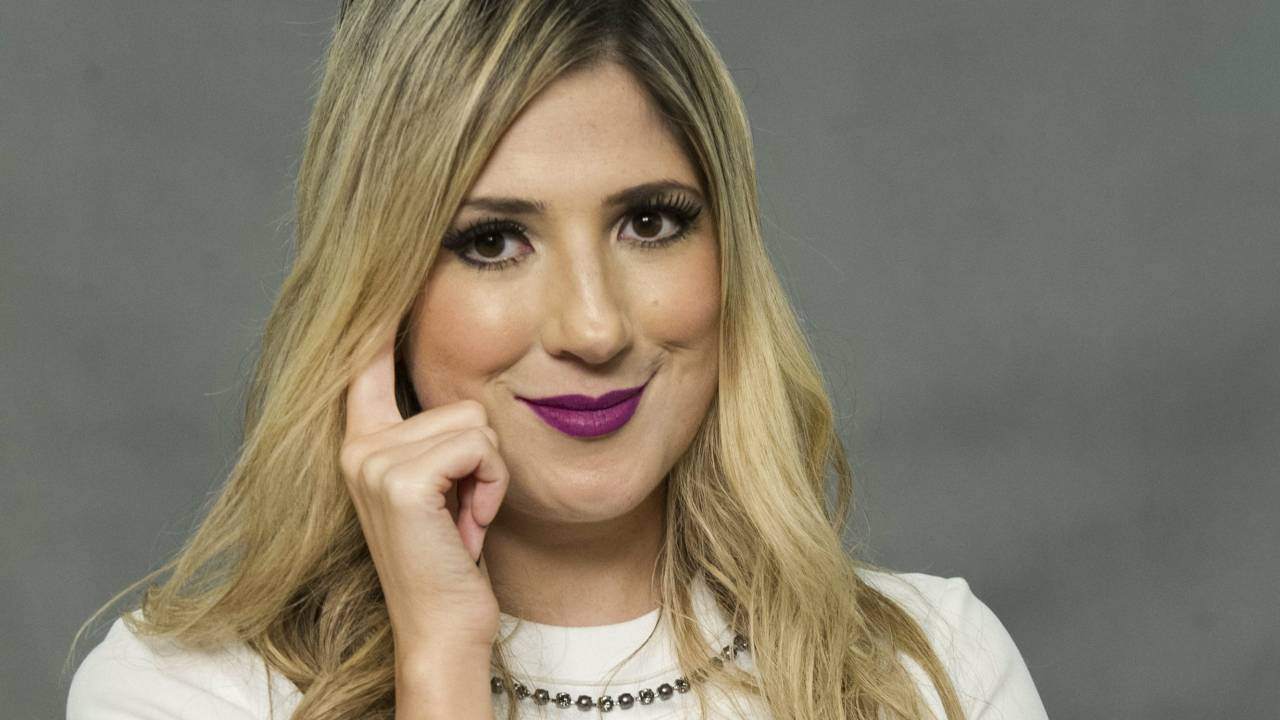A imagem mostra Dani Calabresa sorrindo,olhando para a câmera