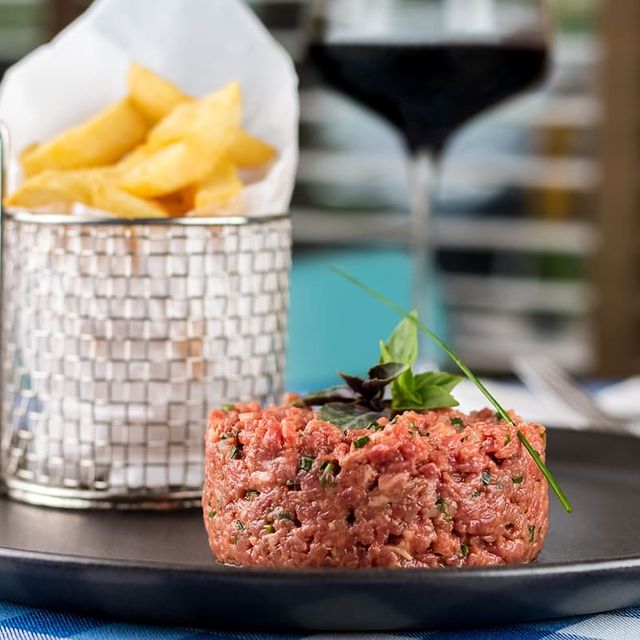 Quer saber o segredo do steak tartare do Le Vin Bistrô? Aprenda a fazer