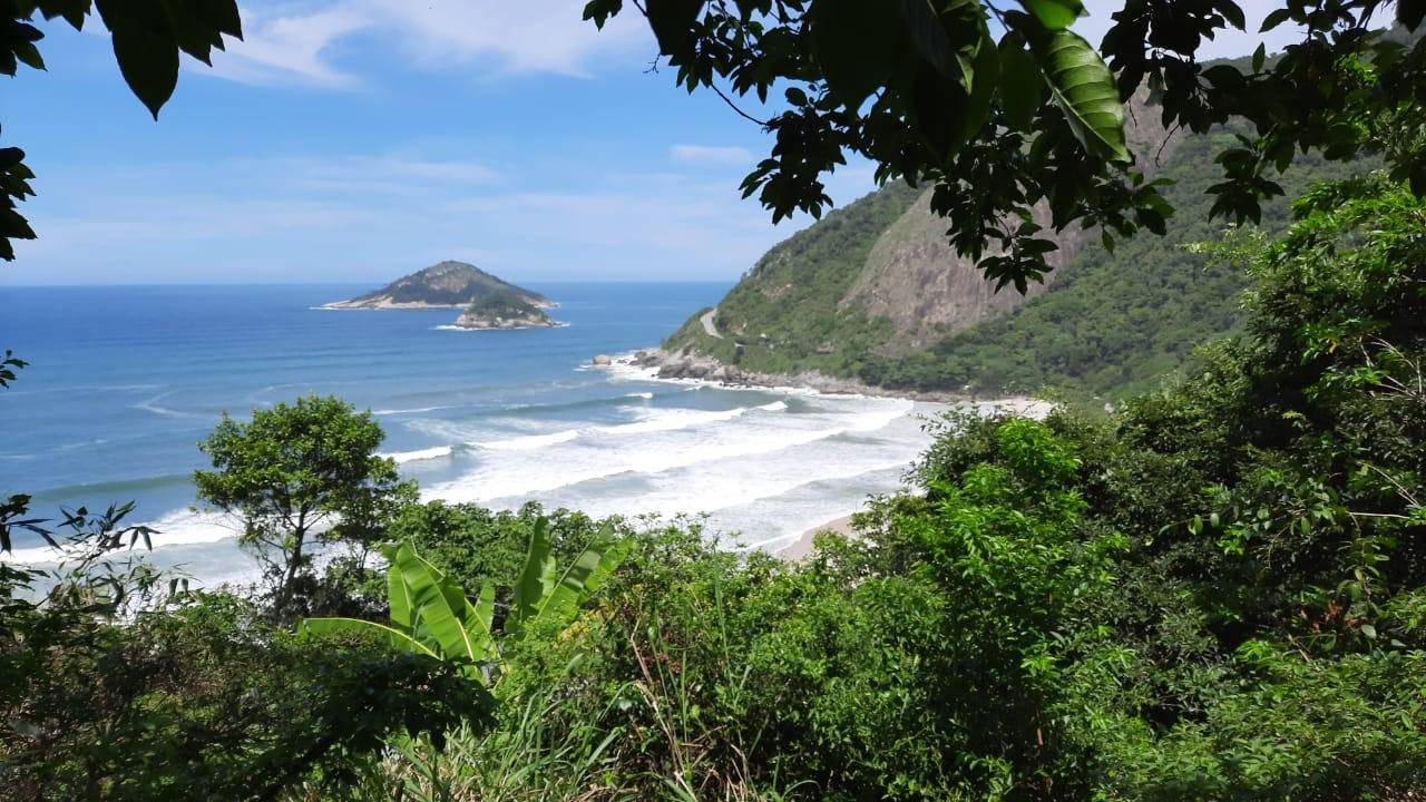 A imagem mostra a vista da Prainha do alto de um mirante no topo do parque em frente à praia