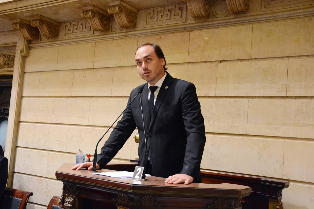 A gafe de Carlos Bolsonaro em sessão da Câmara de Vereadores. Entenda