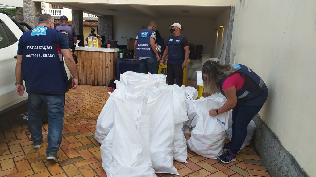 Fiscais apreendem materiais