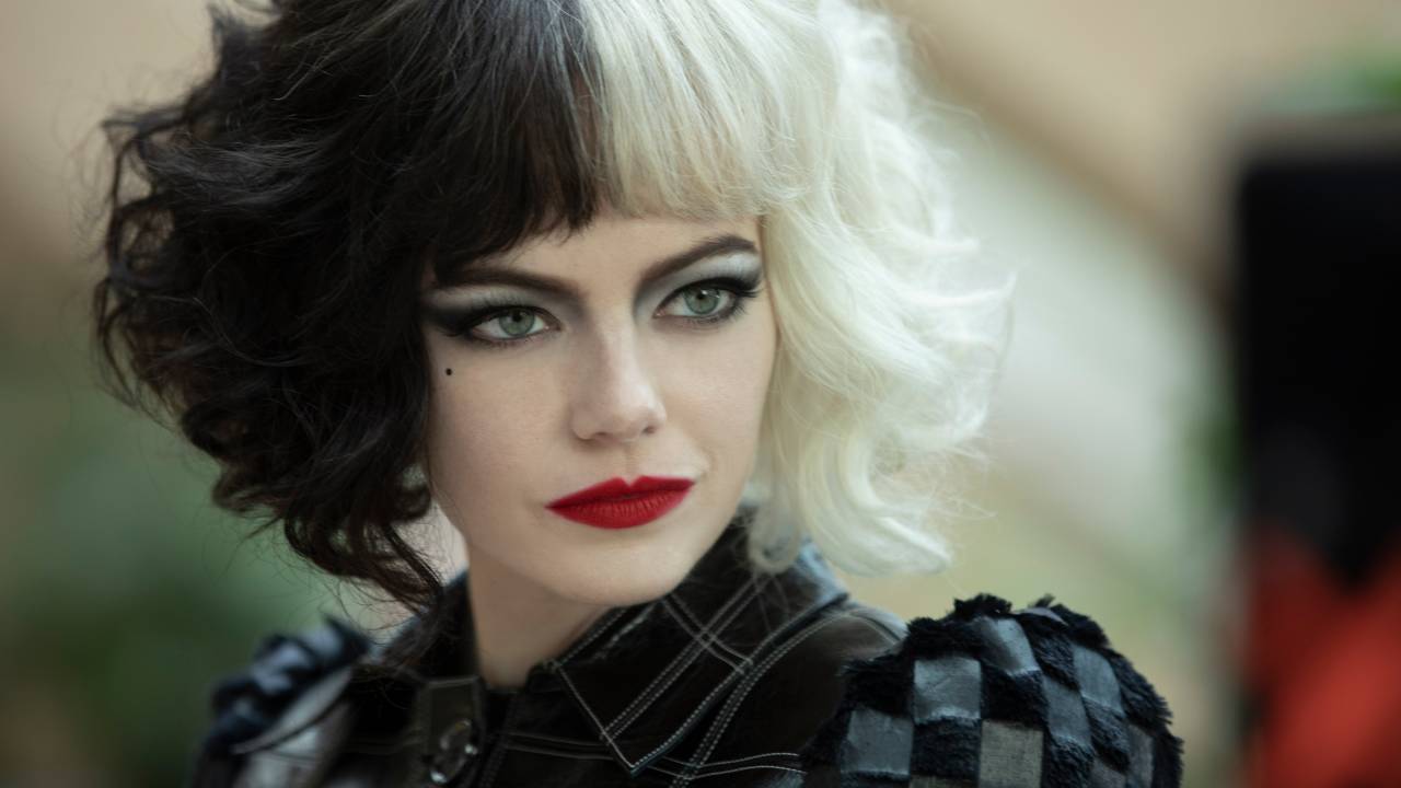 Emma Stone com figurinho preto e branco da vilã Cruella